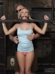 CAPTURADA EM BONDAGE MAIS ELA ADORA