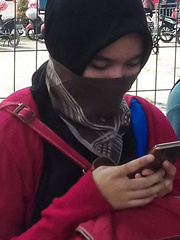 A woman dan saputangan