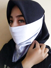 Gadis cantik bermasker saputangan